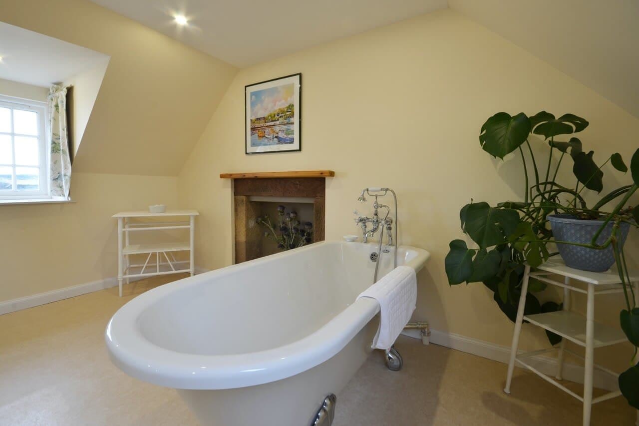 Roll top bath Customs House - Dunrobin Holiday Cottages, Caithness