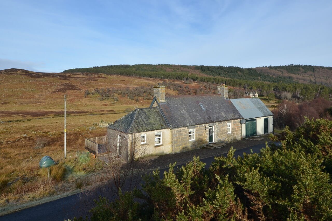 Ample parking Keepers Cottage - Dunrobin Holiday Cottages, Caithness