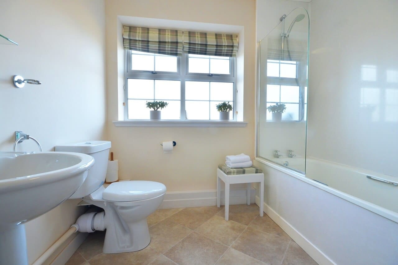 Bathroom Keepers Cottage - Dunrobin Holiday Cottages, Caithness