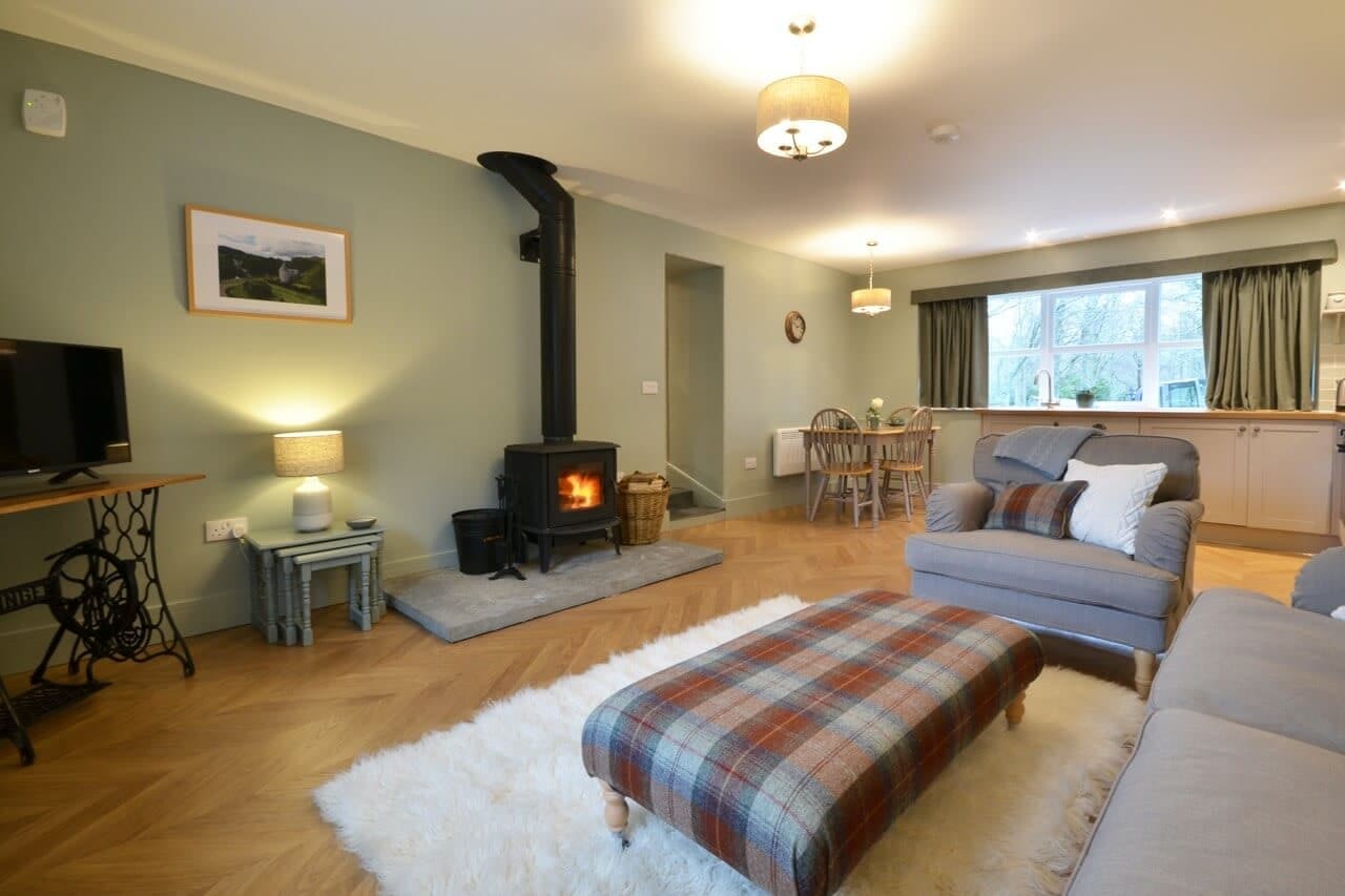 Open plan living\kitchen space and wood burner - Dunrobin Holiday Cottages, Caithness