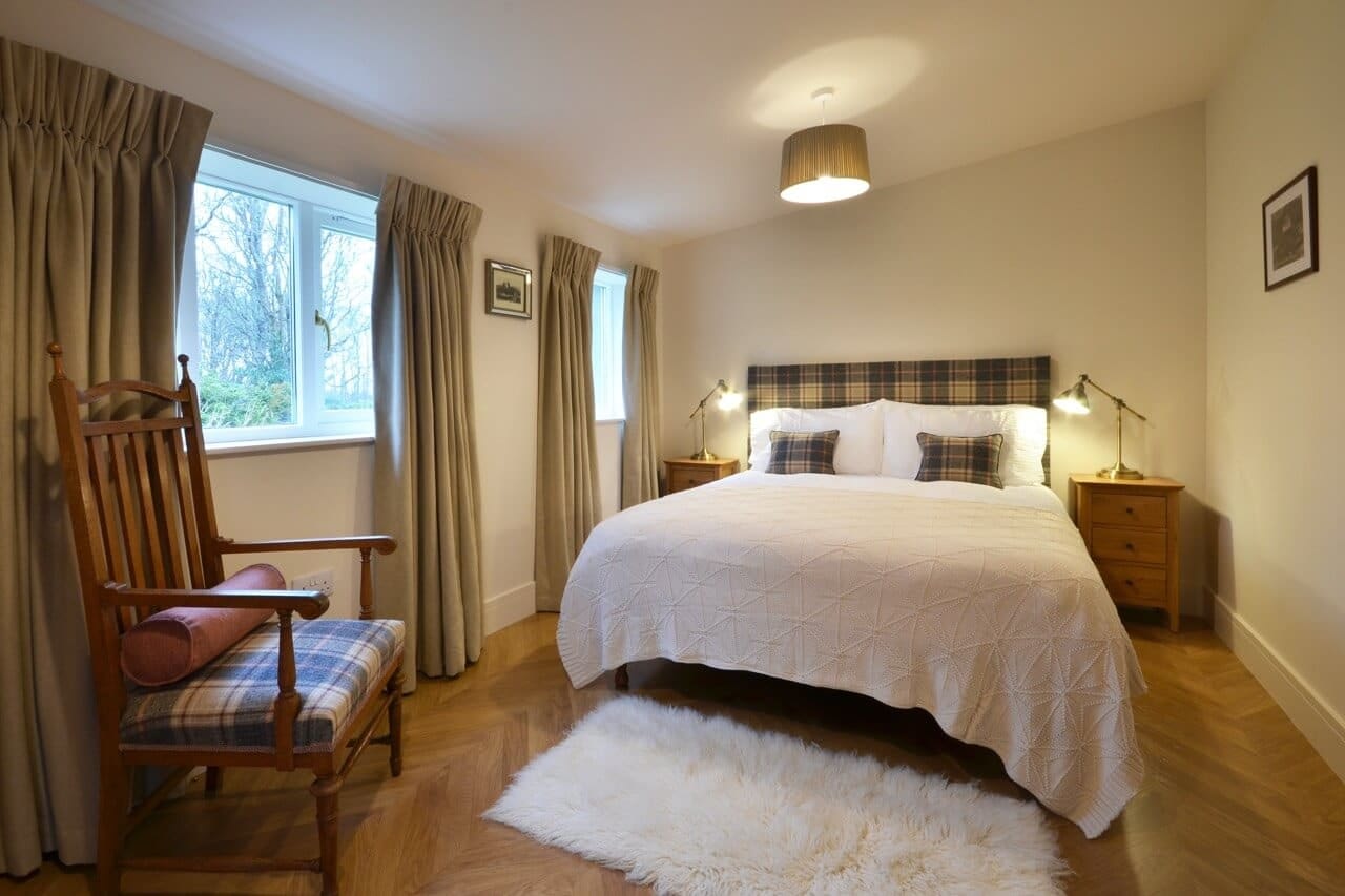 Porter's Lodge double bedroom - Dunrobin Holiday Cottages, Caithness