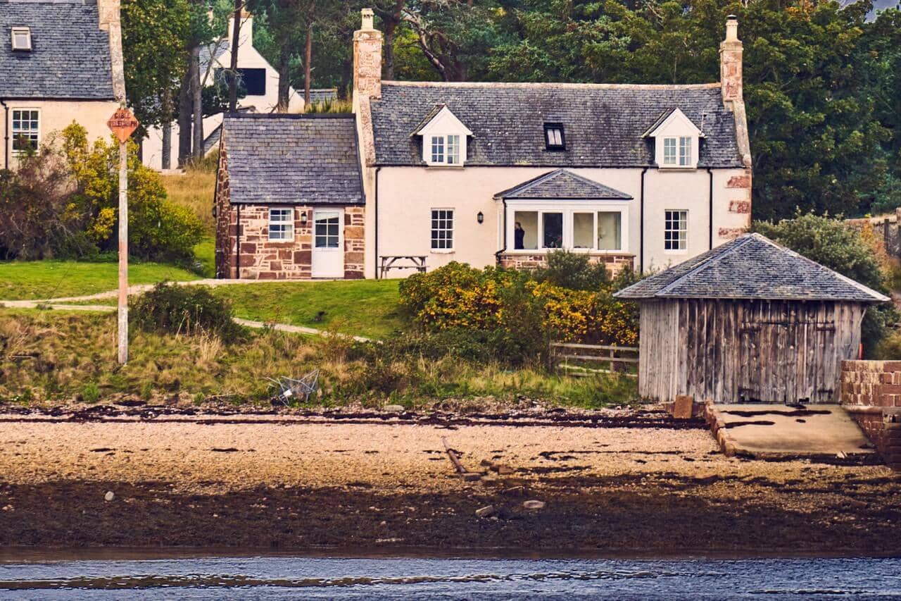 Customs House on the shoreline - Dunrobin Holiday Cottages, Caithness