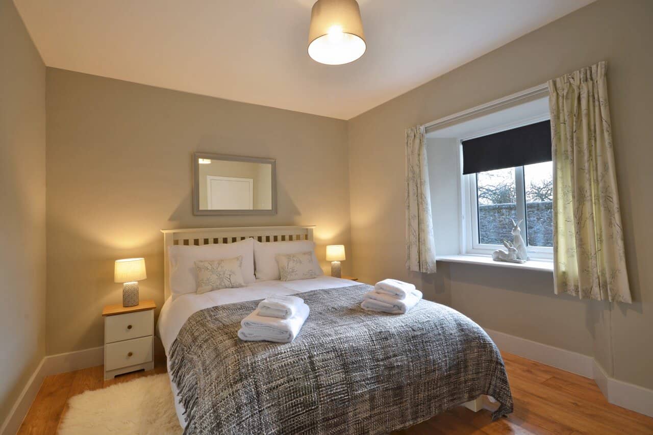 Ground-floor double bedroom Snowdrop Cottage - Dunrobin Holiday Cottages, Caithness
