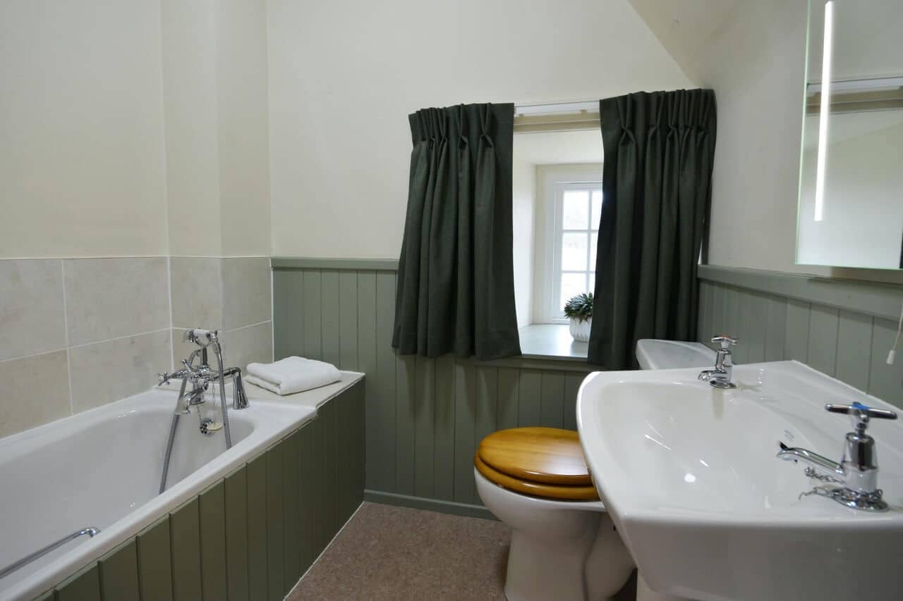 Bathroom The Old Granary - Dunrobin Holiday Cottages, Caithness